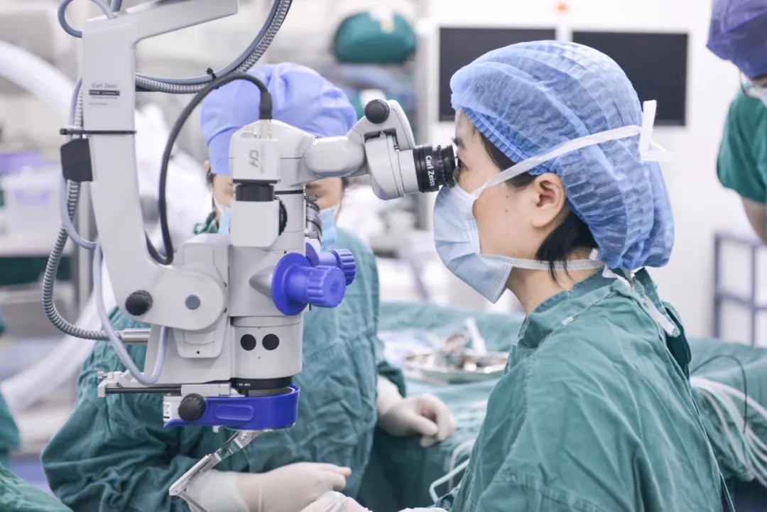 见证新飞跃——我院眼科完成玻璃体切除术联合白内障超声乳化和人工晶体植入术